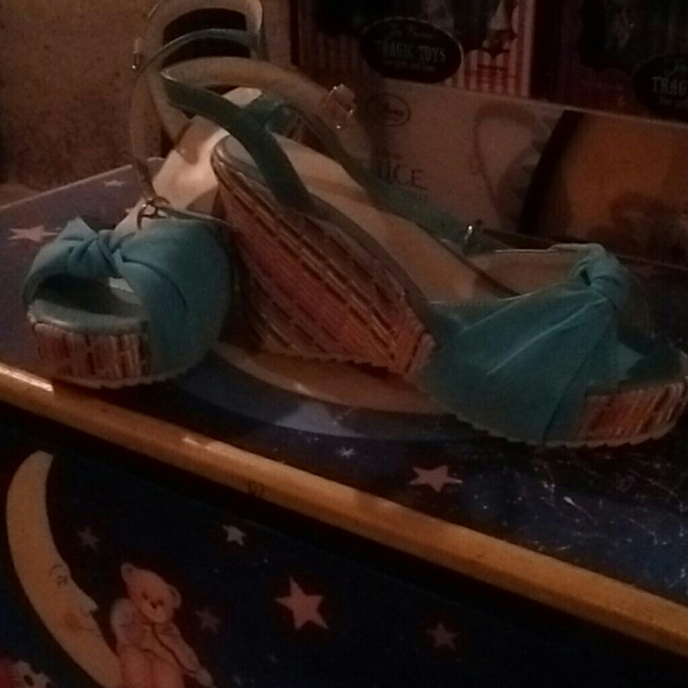 Blue rainbow wedge